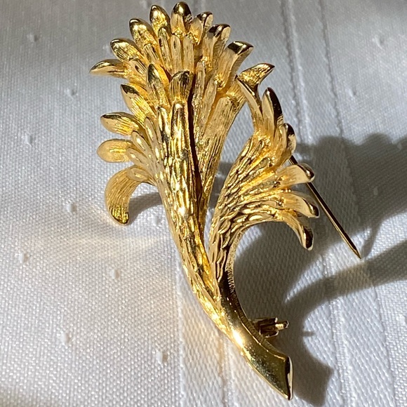 Vintage Designer Vendome Flower Gold Tone Brooch Pin - Picture 3 of 16